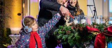 Az első szerencsés, akit kisorsoltak az adventi gyertya meggyújtására, Jansik-Mezei Alexandra ás családja volt.