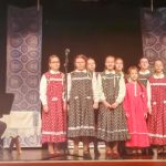 „Arany Pacsirta” díjas lett a szarvasi Szlovák Általános Iskola „Jelenček” kórusa. A fotón Iváncsó József kíséri a kórust.