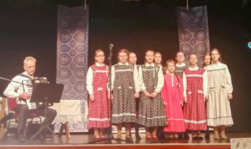 „Arany Pacsirta” díjas lett a szarvasi Szlovák Általános Iskola „Jelenček” kórusa. A fotón Iváncsó József kíséri a kórust.