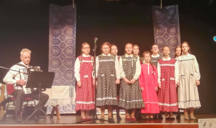 „Arany Pacsirta” díjas lett a szarvasi Szlovák Általános Iskola „Jelenček” kórusa. A fotón Iváncsó József kíséri a kórust.