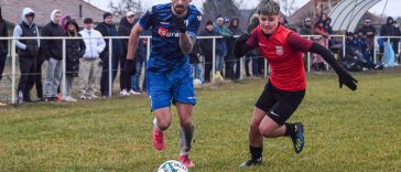 Barna Viktort a második félidőben Varga Balázs őrizte.