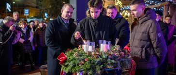 Hodálik Pál és fiai meggyújtják a három adventi gyertyát.