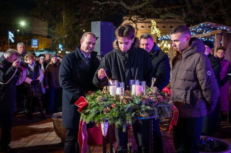 Hodálik Pál és fiai meggyújtják a három adventi gyertyát.