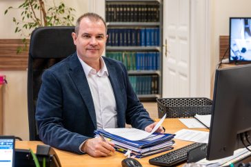 Hodálik Pál, Szarvas város polgármestere.