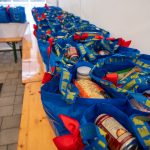 Karácsonyi csomagok sorakoznak a Szarvasi Család- és Gyermekjóléti Központban az Emberöltő Alapítvány által szervezett Mindenki karácsonya jótékonysági eseményen 2025. december 16-án.