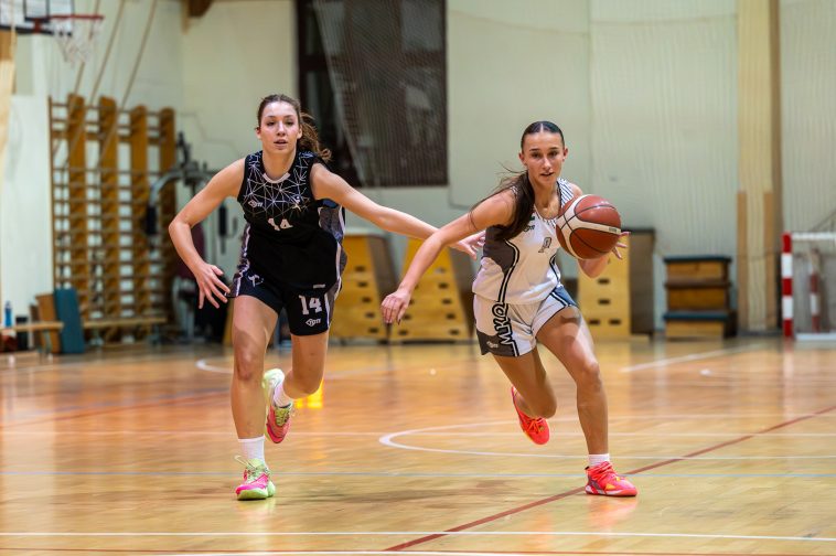 A Szarvas GFE Gyakorló játékosa, Mészáros-Hunya Bella fehérben.