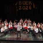 Szarvas Város Fúvószenekarát Szabados-Tóth Gábor vezényelte a 2025. december 29-i Vidám évbúcsúztató koncerten.