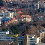 A fotó közepén a Szarvasi Polgármesteri Hivatal épülete 2026. január 1-én.