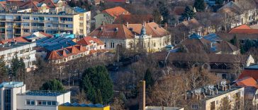 A fotó közepén a Szarvasi Polgármesteri Hivatal épülete 2026. január 1-én.