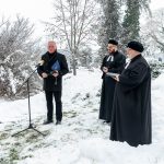 Dr. Melis János, a Szarvasi Történelmi Emlékút Közalapítvány elnöke, Magyar Tamás és Horváth Z. Olivér evangélikus lelkészek Kepenyes Pál hősökre emlékező alkotása előtt 2026. január 10-én.