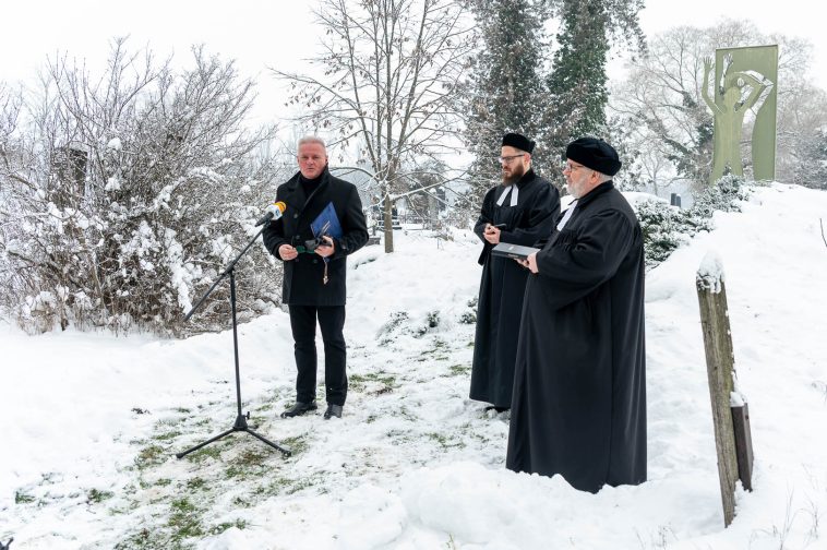 Dr. Melis János, a Szarvasi Történelmi Emlékút Közalapítvány elnöke, Magyar Tamás és Horváth Z. Olivér evangélikus lelkészek Kepenyes Pál hősökre emlékező alkotása előtt 2026. január 10-én.