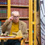 Szenes János a a Teátrumi Vigasságok című színháztörténeti sorozat 6. kötetének bemutatóján a Városi Könyvtárban 2026. január 16-án.