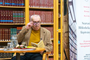 Szenes János a a Teátrumi Vigasságok című színháztörténeti sorozat 6. kötetének bemutatóján a Városi Könyvtárban 2026. január 16-án.