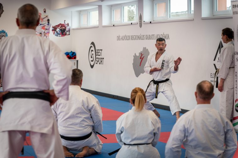 Kancho Kanazawa 8. danos mester délelőtt a feketeöveseknek, vagy az ahhoz közeli fokozattal rendelkező karatésoknak tartott haladó edzést.