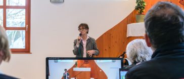 Dr. Kis Klára, teológus, lelkész, vallástanár-nevelő, az iskolai agresszió és egyházi iskolák témakörben tartott előadást.