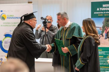 Dr. Gyuricza Csaba rektor és dr. Kolozsvári Ildikó, a Magyar Agrár- és Élettudományi Egyetem (MATE) szarvasi képzési helyének vezetője átadják a diplomákat a végzősöknek.