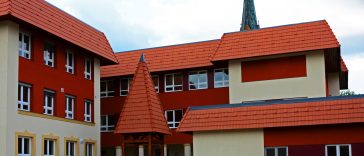 A Vajda Péter Evangélikus Gimnázium, előtte Vajda Péter szobra.