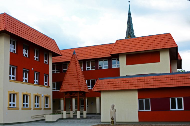 A Vajda Péter Evangélikus Gimnázium, előtte Vajda Péter szobra.