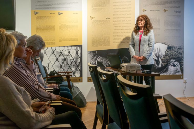 „Gyöngyök meséje” címmel Maczkó Dóra tartott előadást a Tessedik Sámuel Múzeum „boszorkányos” termében, január 28-án, szerdán délután.