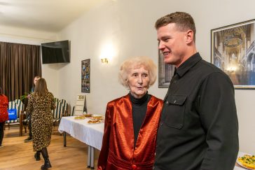 Váriné Domán Gabriella és unokája, Dombvári Bence.