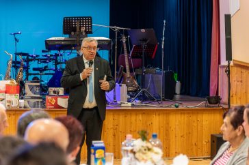 Juhos János, az Ipartestületek Országos Szövetségének alelnöke mond köszöntőt a Békésszentandrási Ipartestület 33. iparosbálján 2026. január 31-én.