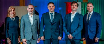 Horváthné dr. Kepenyes Edit, Szarvas város jegyzője, Szín Bence, a Cool4U Kft. ügyvezető igazgatója, Füzesséry Tibor, a Gallicoop Zrt. gazdasági stratégiai vezérigagató-helyettese, Gesztesi László, a Corteva Agriscience Hungary Zrt. termeltetési igazgatója és Hodálik Pál, Szarvas város polgármestere.