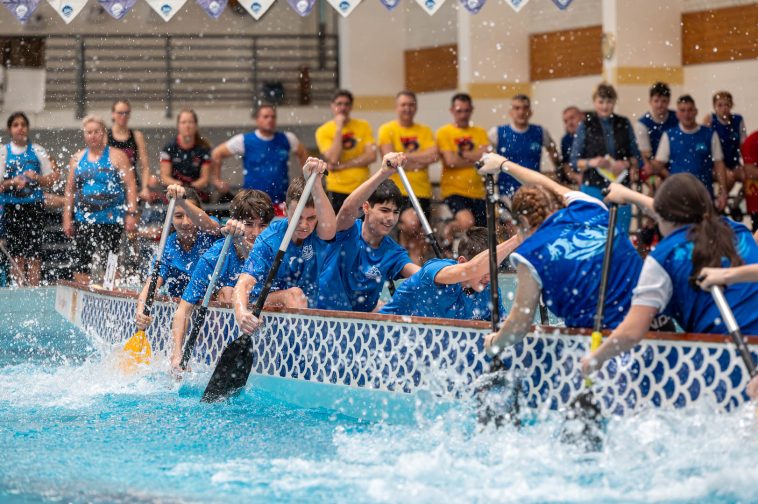 Nebulósárkányok mérkőzése: szemben a szentandrási kajakosok egysége.