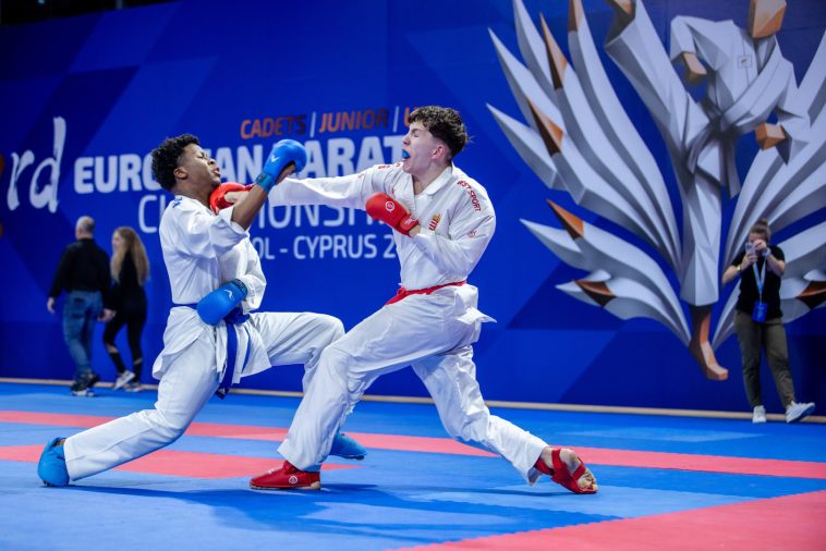 Ruzsinszki Balázs (piros) küzdelme a karate Európa-bajnokságon.