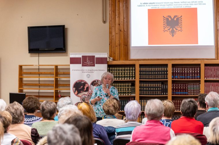 Albániáról tartott úti beszámolót Ruzsányi Anna a Városi Könyvtárban 2026. február 13-án.