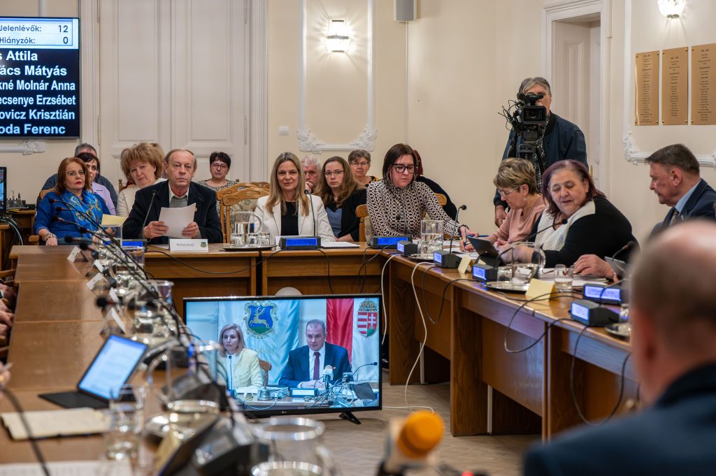 Február 19-én tartotta idei első együttes ülését Szarvas Város Önkormányzata és Csabacsűd Nagyközség Önkormányzata, ahol a Szarvasi Közös Önkormányzati Hivatal 2025. évi költségvetésének utolsó módosítása és a 2026-os költségvetés megalkotása került napirendre. A képen Molnár József, Csabacsűd polgármestere és Lénártné dr. Belicza György, a csabacsűdi kirendeltség vezetője.