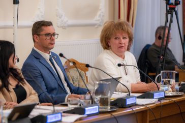 Jambrik Ramola ismerteti a költségvetést Szarvas Város Önkormányzata 2026- február 11-i testületi ülésén.