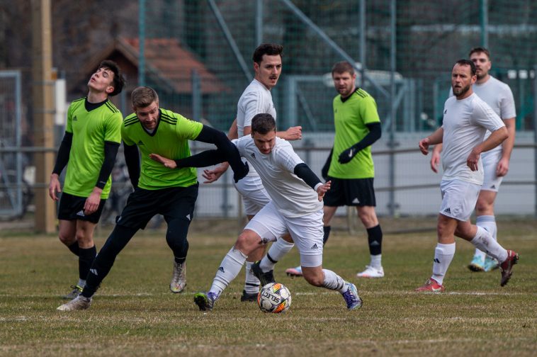 Király András (fehér) szerezte a Csabacsűd első idei gólját.