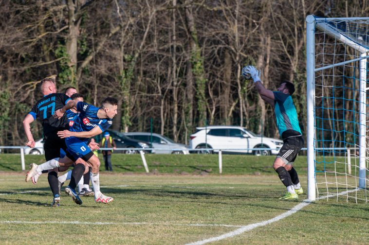 Furár Róbert fejesét fogja Dolezsán Dávid, a Jamina SE kapusa.