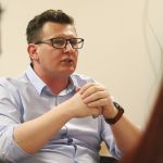 Bíró Gyula író, a GFE PK oktatója, c. egyetemi docens a Cervus Hostel társalgójában tartott irodalmi esten március 18-án.