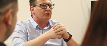 Bíró Gyula író, a GFE PK oktatója, c. egyetemi docens a Cervus Hostel társalgójában tartott irodalmi esten március 18-án.