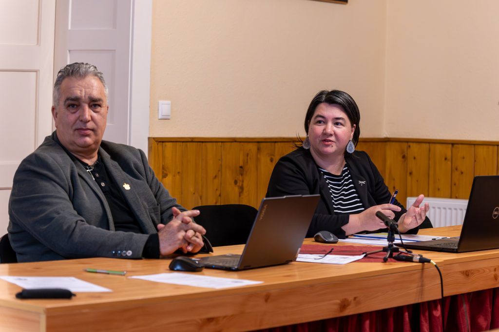 Nemcsényi Zsolt és Farkasné Sinka Dóra a 2026. február 23-i ülésen.