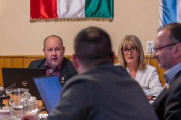 Sinka Imre polgármester és Csépainé Tóth Gabriella a 2026. február 23-i testületi ülésen.