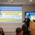 Dr. Túri Norbert, a MATE Öntözési és Vízgazdálkodási Kutatóközpontjának munkatársa a drónok mezőgazdaságban és kutatásban betöltött szerepét mutatta be előadásában a MATE szarvasi Tudásközpontjában 2026. február 26-án.