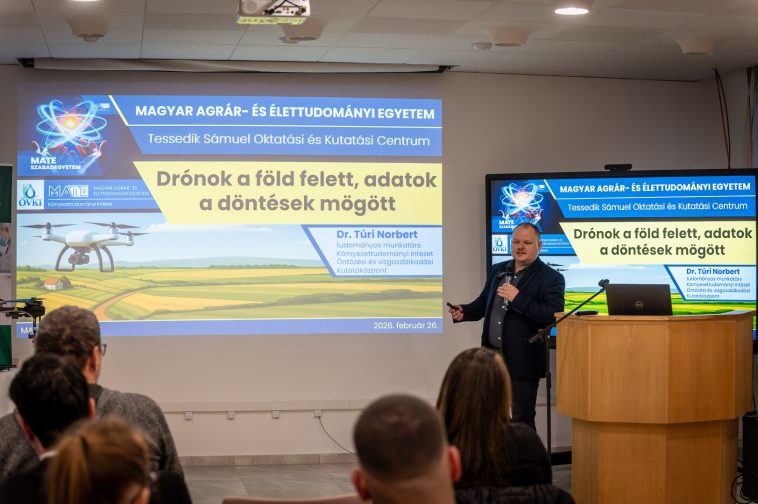 Dr. Túri Norbert, a MATE Öntözési és Vízgazdálkodási Kutatóközpontjának munkatársa a drónok mezőgazdaságban és kutatásban betöltött szerepét mutatta be előadásában a MATE szarvasi Tudásközpontjában 2026. február 26-án.