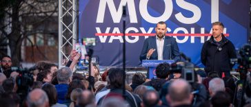 Szarvas főterén tartott kampánygyűlést Magyar Péter és Gombár Dávid.