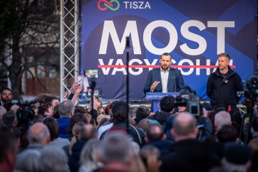 Szarvas főterén tartott kampánygyűlést Magyar Péter és Gombár Dávid.