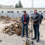 Csernus Zsolt képviselő és Hodálik Pál polgármester a tűzifaosztás tájékoztatóján.