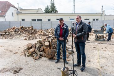 Csernus Zsolt képviselő és Hodálik Pál polgármester a tűzifaosztás tájékoztatóján.