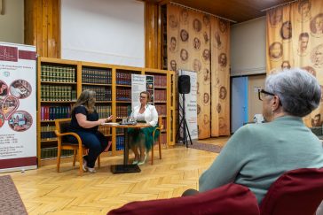 Makai Beátával Bélyeggyűjtemény című könyvéről Bődi Etelka beszélgetett a Városi Könyvtárban március 14-én.