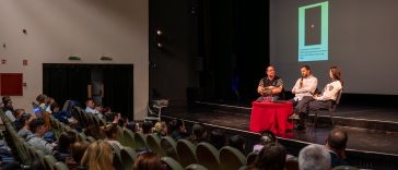 Kanalas Sándor IT-szakember, Ignácz József, az Oktatási Hivatal Békéscsabai Pedagógiai Oktatási Központjának referense és AI-szakértője és Csorbáné Dávid Ivett, a Szarvasi Rendőrkapitányság baleset- és bűnmegelőzési előadója.