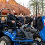 Szarvas Város Önkormányzata egy modern fűnyíró traktorral gazdagodott a „Versenyképes Járások” program keretében.