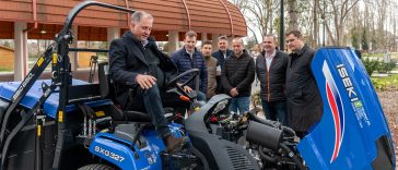 Szarvas Város Önkormányzata egy modern fűnyíró traktorral gazdagodott a „Versenyképes Járások” program keretében.