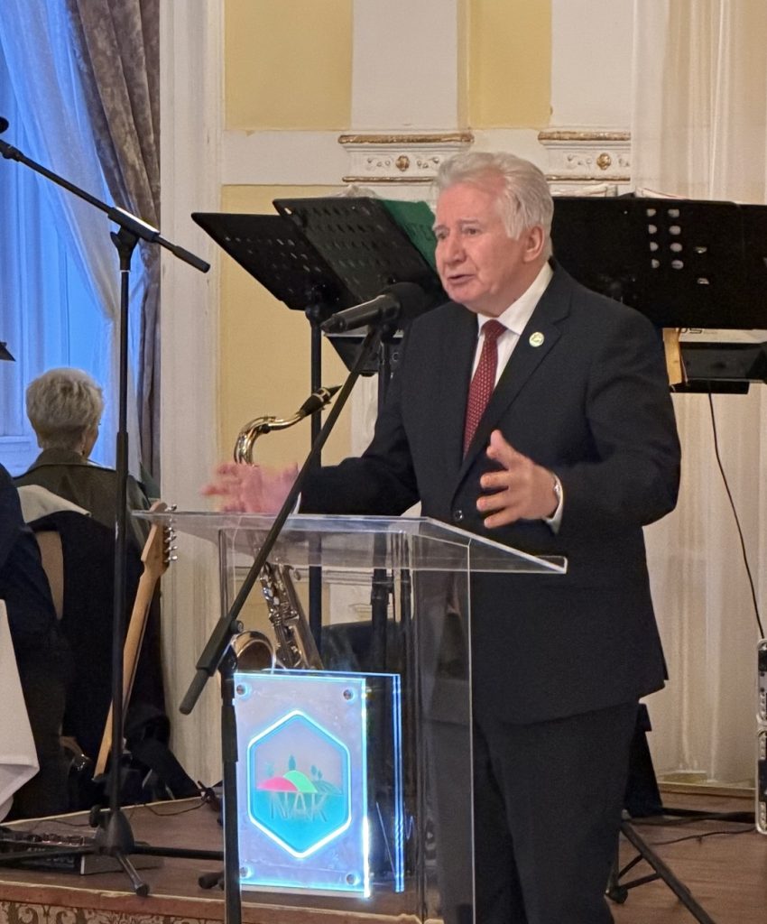 Jakab István, a MAGOSZ elnöke és az Országgyűlés alelnöke, ünnepi szónoklatában történelmi távlatokba helyezte a gazdatársadalom helyzetét.