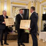 Jakab István (b) és Kozsuch Kornél (j) átadják a kitüntetést Závoda Ferencnek