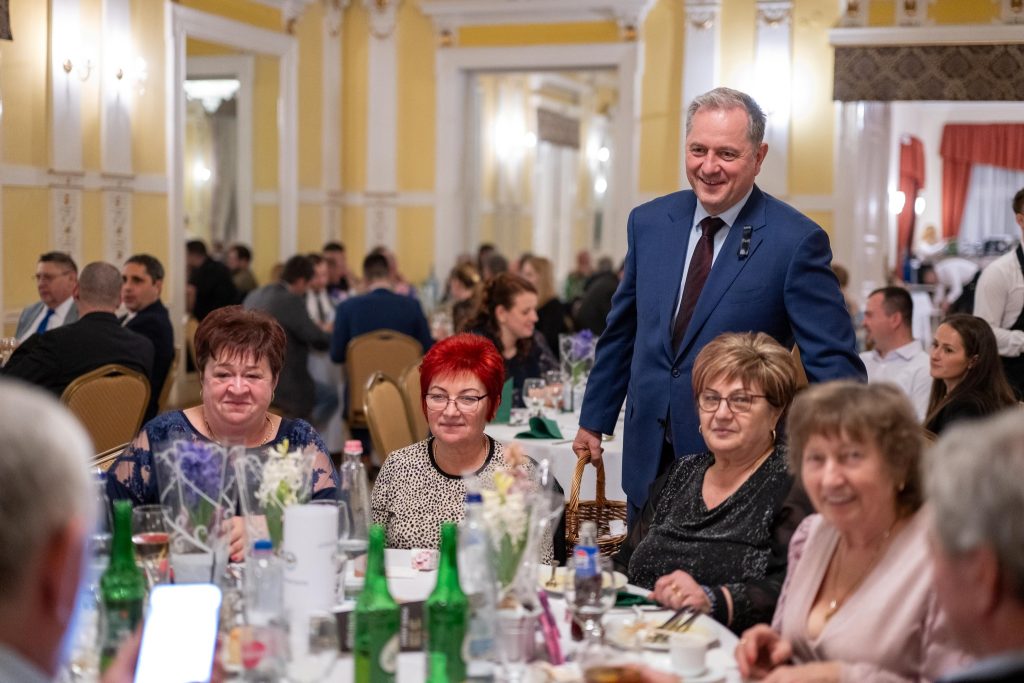 Az eseményre érkező Dankó Béla nőnap alkalmából köszöntötte a hölgyeket.
